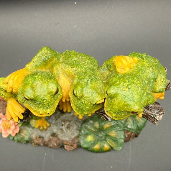 Charming Frog Trio Figurine - Picture 6 of 15